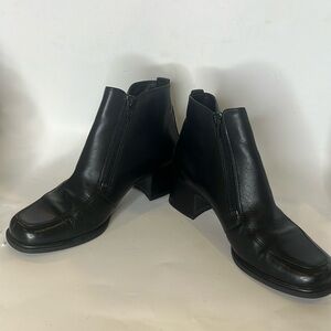 Borelli size 6 Jan black leather double zippered ankle boots 2” chunky heel